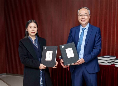 08西南交通大学出版社总编辑阳晓（右）向清华大学图书馆赠书（杨丽英摄）