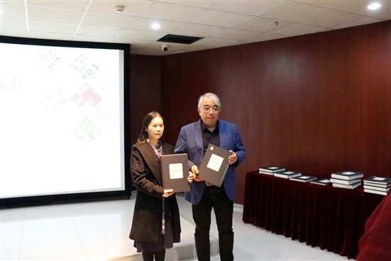 07广西师范大学出版社集团有限公司副总裁刘广汉（右）向清华大学图书馆赠书（张腾飞 摄）