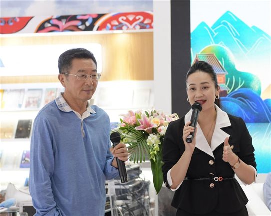 7 第五代刘三姐王予嘉（右）与作者黄少政（左）演唱刘三姐歌谣（秦念摄）