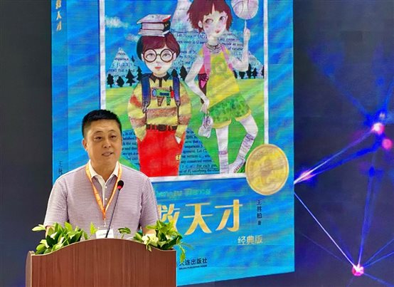 穿着西装笔挺的男子与图片配字&#xA;&#xA;中度可信度描述已自动生成