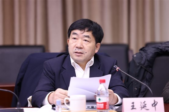 男人和女人坐在桌子边&#xA;&#xA;中度可信度描述已自动生成
