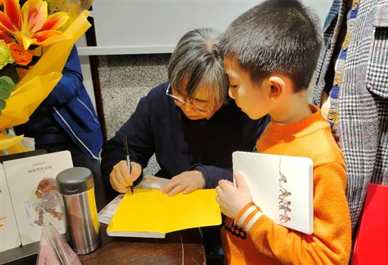 D:UsersyxdcDesktop2首届岳麓书会照亮童年的路——《男孩阿墨系列》新书分享会长沙举办叶梦老师为小读者签名.jpg