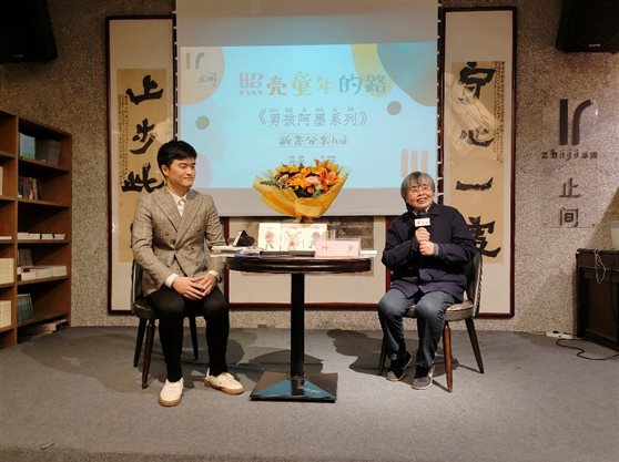 D:UsersyxdcDesktop2首届岳麓书会照亮童年的路——《男孩阿墨系列》新书分享会长沙举办《男孩阿墨系列》作者叶梦（右）.jpg