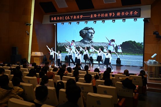 D:UsersAdminDesktop	.19禾下乘凉梦《禾下乘凉梦——袁隆平的故事》新闻通稿改开场表演2.JPG