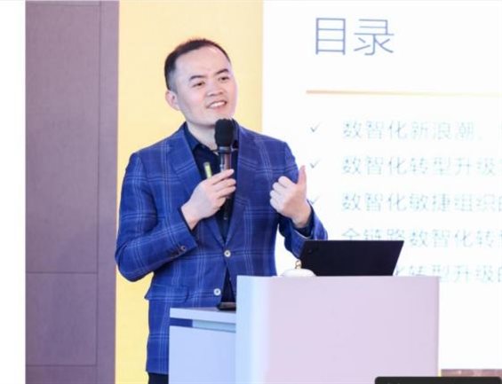 穿着西装笔挺的男子正在演讲&#xA;&#xA;描述已自动生成