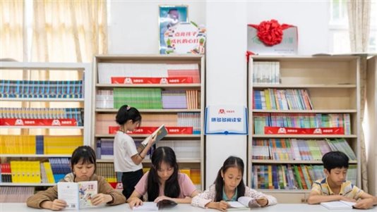 一群小孩坐在桌子前&#xA;&#xA;描述已自动生成