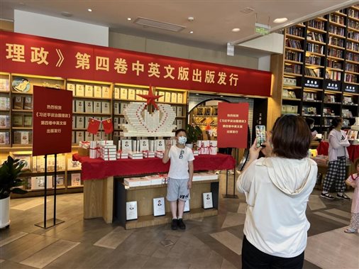 小读者在专柜前合影留念
