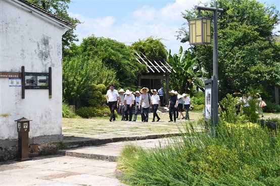G:新山海经新书发布会新书首发式活动照片新书首发式活动照片首发式后，与会嘉宾参观欢潭村（胡展 摄）.jpg