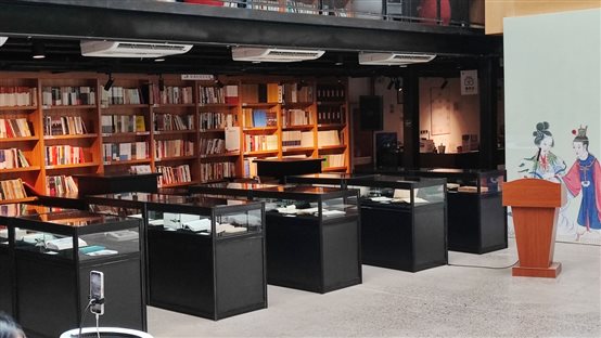现场展出的红研所校注本相关出版史料展柜.jpg