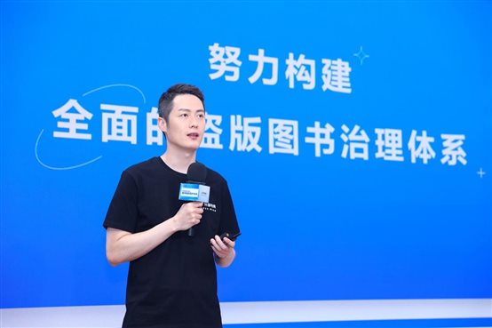 手拿球拍的人&#xA;&#xA;描述已自动生成