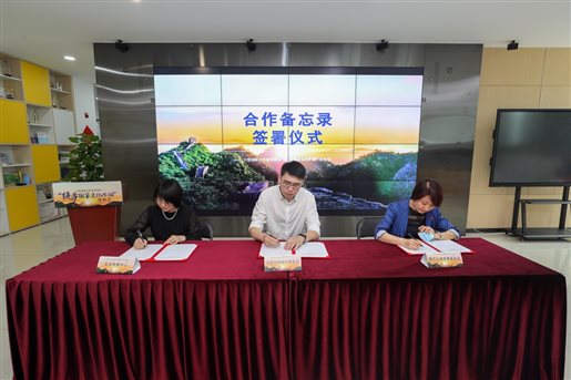 人们在看台上的人在房间里&#xA;&#xA;中度可信度描述已自动生成