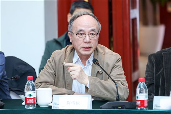 沈阳师范大学特聘教授，中国当代文学研究会副监事长贺绍俊