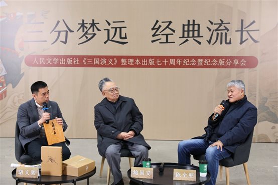 男人和女人的照片上写着字&#xA;&#xA;中度可信度描述已自动生成
