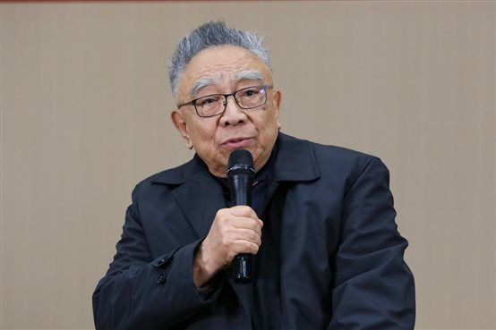 男人在打电话&#xA;&#xA;描述已自动生成