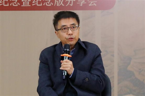 穿着西装笔挺的男子手里拿着枪&#xA;&#xA;描述已自动生成