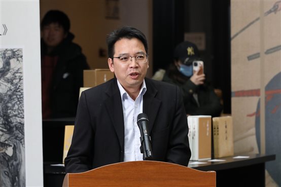 桌子前坐着穿西装的男人&#xA;&#xA;描述已自动生成