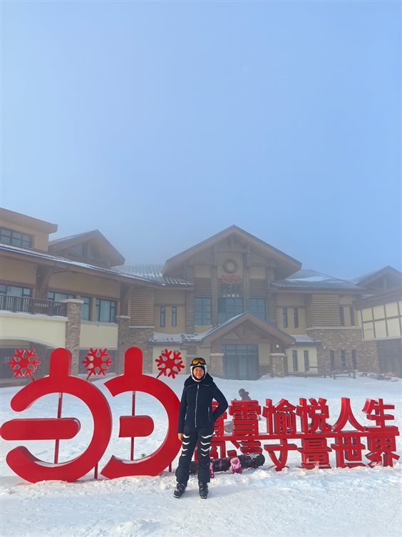 有停止标志的建筑&#xA;&#xA;中度可信度描述已自动生成