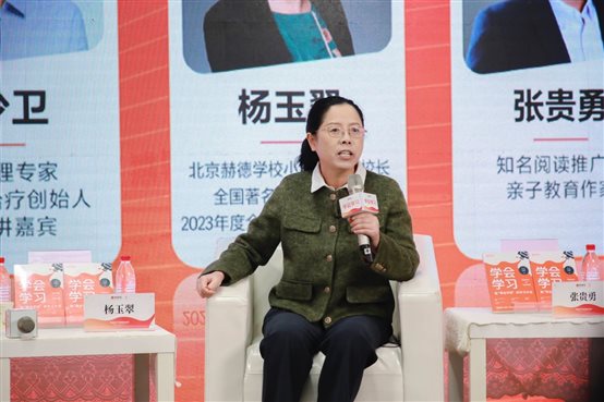 图片包含 人, 建筑, 女人, 前&#xA;&#xA;描述已自动生成