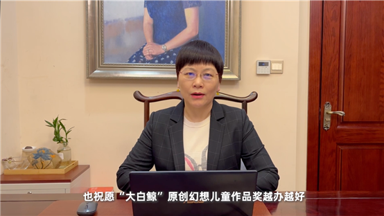 人站在镜子前&#xA;&#xA;中度可信度描述已自动生成