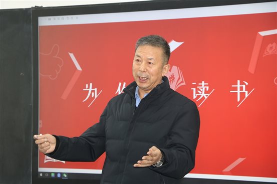 男人的照片上写着字&#xA;&#xA;描述已自动生成