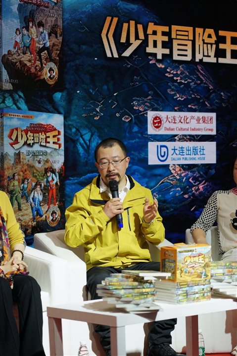 图片包含 人, 桌子, 男人, 食物&#xA;&#xA;描述已自动生成