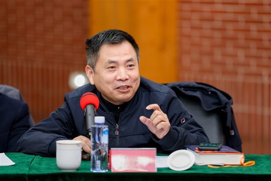 男人坐在桌子前&#xA;&#xA;中度可信度描述已自动生成