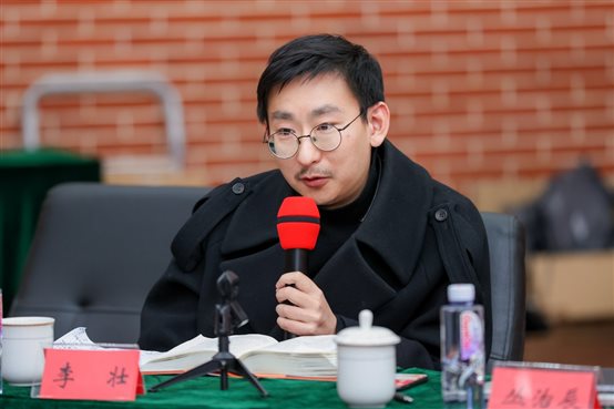 人坐在桌子前&#xA;&#xA;中度可信度描述已自动生成