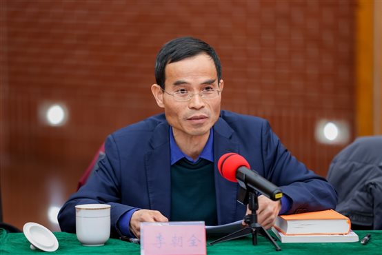 台球桌子旁的男人&#xA;&#xA;中度可信度描述已自动生成
