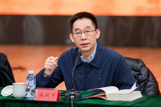 男人坐在桌子前&#xA;&#xA;中度可信度描述已自动生成
