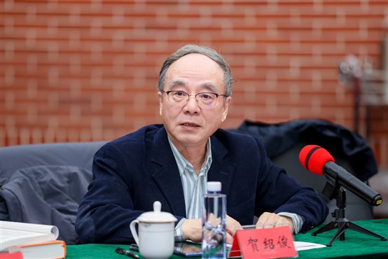 男人坐在桌子前&#xA;&#xA;中度可信度描述已自动生成