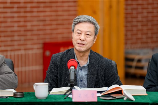 人坐在桌子前&#xA;&#xA;描述已自动生成