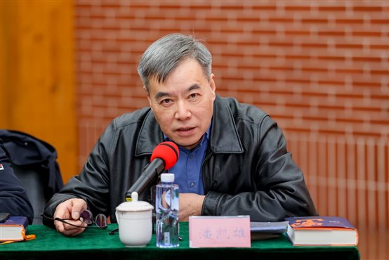 男人坐在桌子前&#xA;&#xA;中度可信度描述已自动生成