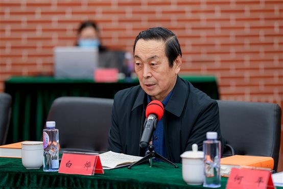 男人坐在桌子前&#xA;&#xA;中度可信度描述已自动生成