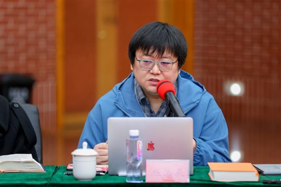 桌子上放着笔记本电脑前的人&#xA;&#xA;中度可信度描述已自动生成