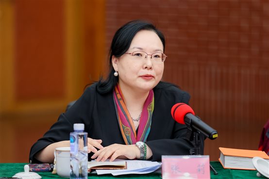 女人坐在桌子前&#xA;&#xA;中度可信度描述已自动生成