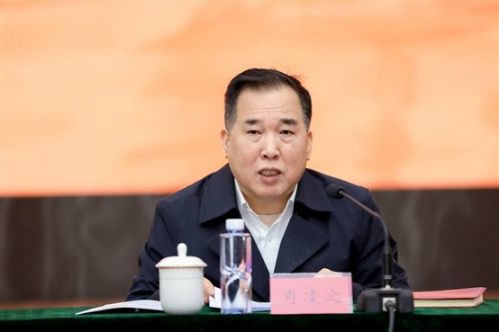 男人坐在桌子前&#xA;&#xA;描述已自动生成