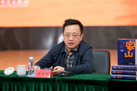 穿绿色衣服的男人在桌子前&#xA;&#xA;中度可信度描述已自动生成