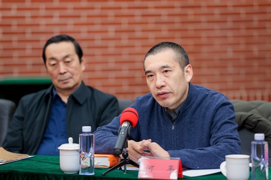 桌子前坐着的男人&#xA;&#xA;低可信度描述已自动生成