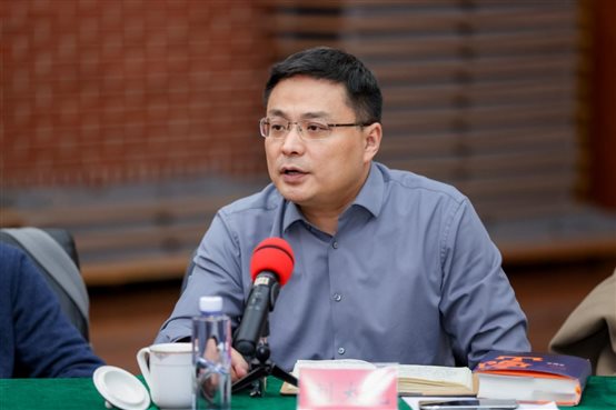 桌子前坐着的男人&#xA;&#xA;中度可信度描述已自动生成