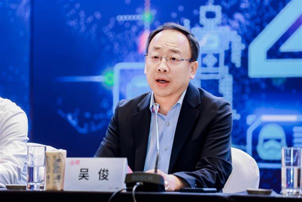 舞台上穿西装的人&#xA;&#xA;描述已自动生成