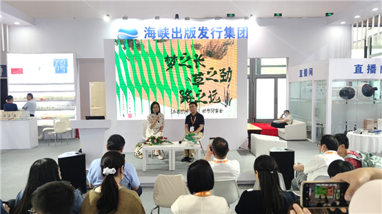 一群人在房间里&#xA;&#xA;描述已自动生成