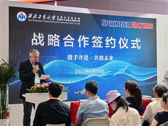 一群人在台上演讲&#xA;&#xA;描述已自动生成