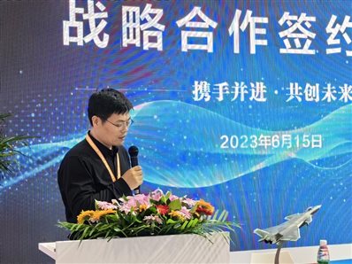 图片包含 桌子, 男人, 前, 食物&#xA;&#xA;描述已自动生成
