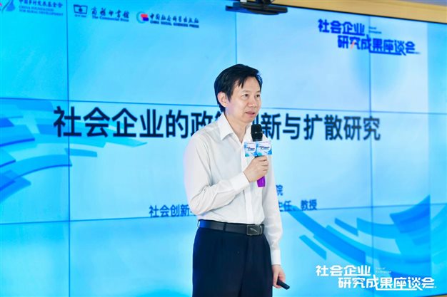人站在屏幕前&#xA;&#xA;中度可信度描述已自动生成