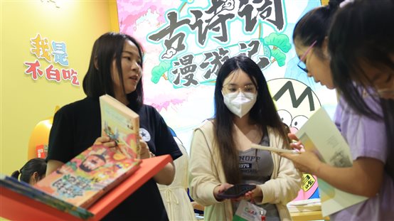 人拿着手机&#xA;&#xA;低可信度描述已自动生成