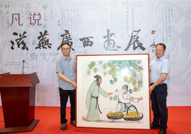 广西师范大学出版社集团党委书记、董事长黄轩庄代表广西师范大学出版社集团接受滋芜先生的艺术作品捐赠