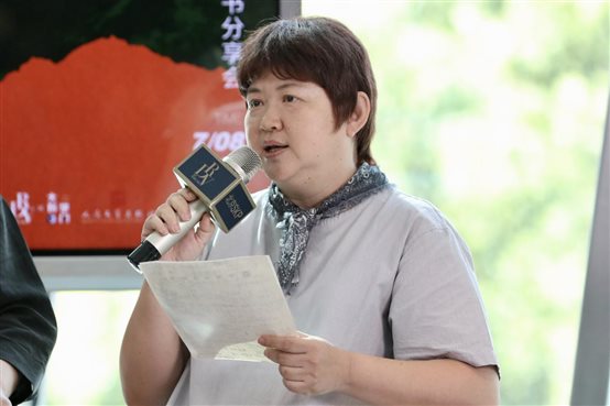 人吃东西&#xA;&#xA;描述已自动生成