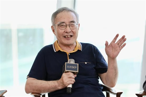 人在打电话&#xA;&#xA;描述已自动生成