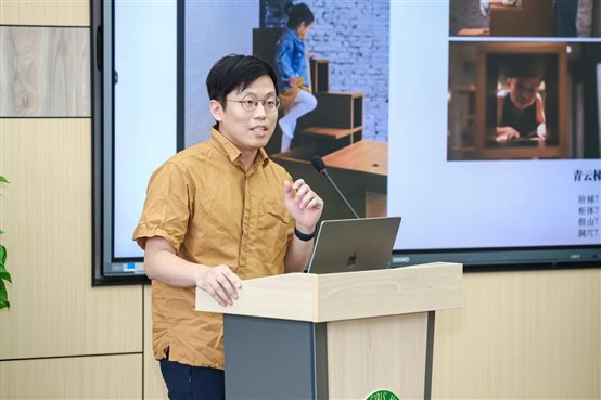 一捆建筑事务所主持建筑师、Chiotto家具品牌创始人朱一君先生介绍阅读研学空间设计理念.jpg