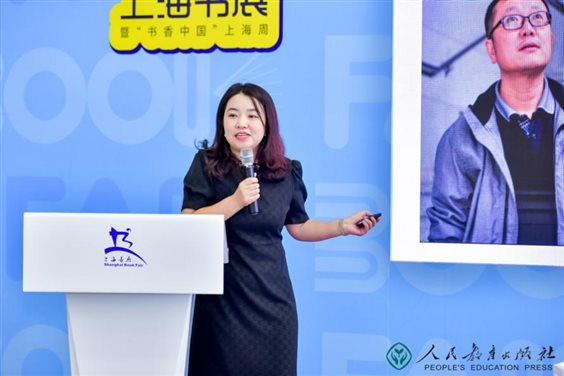 屏幕上的男人和女人&#xA;&#xA;中度可信度描述已自动生成